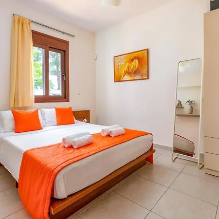 St Nicholas By * Πεύκος